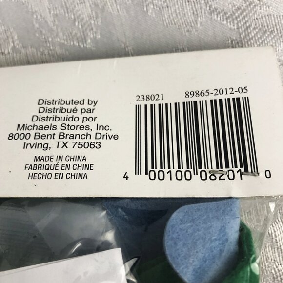 ArtMinds Felt Christmas Tree Pillow Applique Kit 35 pc Whimsical DIY Craft NWT - Picture 9 of 9